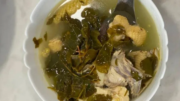 Canh gà lá giang là món ăn dân dã nhưng rất ngon miệng và bổ dưỡng. Chỉ với những nguyên liệu đơn giản như thịt gà, lá giang, măng chua, cà chua, bạn có thể chế biến ra món canh chua thanh mát, hấp dẫn. Canh gà lá giang là một món ăn truyền thống của người Việt Nam, được chế biến từ các nguyên liệu đơn giản như gà, lá giang và một số gia vị khác. Món canh này có hương vị đặc trưng, thường được chuẩn bị trong những dịp đặc biệt như Tết Nguyên Đán hoặc các buổi tiệc cưới. 1. Nguyên liệu Để nấu canh gà lá giang, người ta thường sử dụng gà mái non, thịt gà thơm ngon và dai, sau đó thái thành từng miếng vừa ăn. Lá giang, một loại lá có mùi thơm đặc trưng, được rửa sạch và thái nhỏ. Nước dùng cho canh thường được ninh từ xương gà và nước lọc, tạo nên hương vị đậm đà và ngọt ngào. 1 con gà ta hoặc gà công nghiệp 500g lá giang 3 quả mướp hương 4 quả cà chua 1 củ hành khô 1 củ tỏi 1 nhánh gừng Gia vị: nước mắm, hạt nêm, muối, đường, bột ngọt (nếu thích) Các gia vị như hành, tỏi, ớt cũng được sử dụng để tăng thêm hương vị cho món canh. Khi nấu, gà và lá giang sẽ được cho vào nồi nước dùng sôi cùng với các gia vị, tạo nên một hương vị độc đáo và hấp dẫn. 2. Sơ chế nguyên liệu Gà làm sạch, chặt thành miếng vừa ăn. Lá giang rửa sạch, cắt khúc ngắn. Mướp hương gọt vỏ, rửa sạch, cắt thành miếng vừa ăn. Cà chua rửa sạch, bổ múi cau. Hành, tỏi, gừng băm nhỏ. 3. Ướp gà Cho vào tô 1 thìa nước mắm, 1 thìa hạt nêm, 1/2 thìa muối, 1/2 thìa đường, 1/2 thìa bột ngọt (nếu thích). Sau đó trộn đều rồi đổ vào tô gà, trộn đều và ướp trong khoảng 15 phút. 4. Nấu canh Cho vào nồi 1 thìa dầu ăn, phi thơm hành, tỏi và gừng băm. Khi hành, tỏi, gừng thơm thì cho gà vào xào săn. Cho vào nồi một lượng nước lọc vừa đủ ăn. Khi nước sôi thì cho lá giang vào, nấu trong khoảng 5 phút. Sau 5 phút thì cho mướp hương vào, nấu tiếp trong khoảng 5-7 phút. Cho cà chua vào, nêm nếm lại gia vị cho vừa ăn. Tắt bếp, múc canh ra tô và thưởng thức. Món canh gà lá giang không chỉ mang đến hương vị ngon miệng mà còn có giá trị dinh dưỡng cao. Gà cung cấp protein cần thiết cho cơ thể, còn lá giang có thể giúp thanh nhiệt, giải độc và tốt cho hệ tiêu hóa. 5. Mẹo nấu canh gà lá giang Để canh gà lá giang ngon thì nên chọn gà ta. Gà ta sẽ chắc thịt, ngọt hơn gà công nghiệp. Nên chọn lá giang non, lá xanh đậm. Lá giang non sẽ mềm, ít xơ, canh sẽ ngon hơn. Không nên nấu canh gà lá giang quá lâu, vì lá giang dễ bị nát, canh sẽ bị nhừ. Có thể cho thêm một ít nước cốt chanh hoặc me vào canh để tăng thêm hương vị. Thực Phẩm Hữu Nghị: Canh gà lá giang thường được dọn nóng hổi, thơm phức và hấp dẫn. Mỗi lần thưởng thức, hương vị đặc trưng của lá giang kết hợp cùng vị ngọt của nước dùng và thơm ngon của thịt gà sẽ khiến bạn không thể quên. Đây là một món ăn truyền thống đậm chất văn hóa và ẩm thực của người Việt, đồng thời cũng là biểu tượng của sự sum vầy và hạnh phúc trong các bữa cơm gia đình.