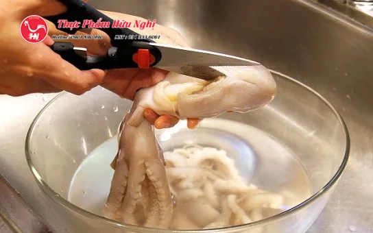 Lựa chọn bạch tuộc nhỏ làm sạch tươi ngon ống (1)