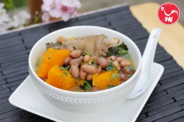Chế biến đuôi heo hầm đậu phộng áng (1)