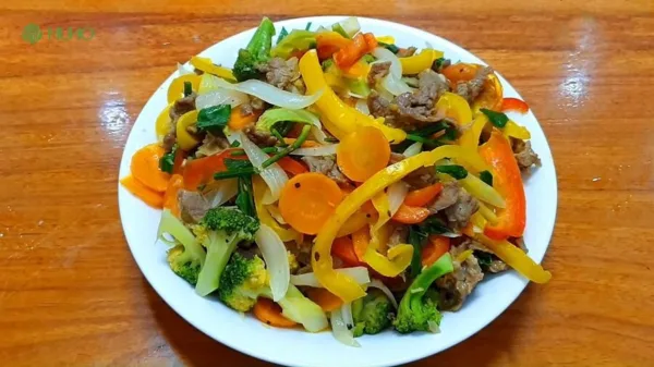 ba rọi heo xào rau củ 1